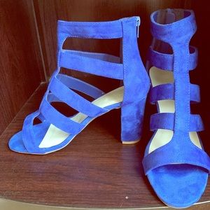 Women’s cobalt blue open toe sandals. Size 8W